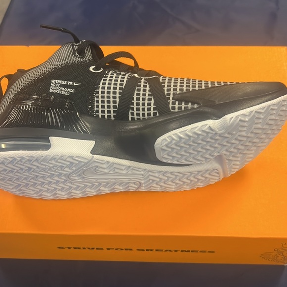 Lebron Witness VII black and white - Picture 5 of 7